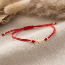 Гривна с червен конец и златен кръст