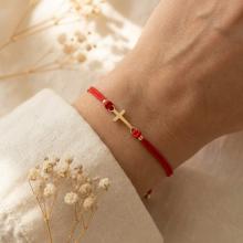 Гривна с червен конец и златен кръст