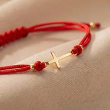 Гривна с червен конец и златен кръст