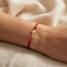 Гривна с червен конец и златен кръст