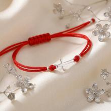 Гривна с червен конец и сребърен елемент кръст