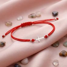 Гривна с червен конец и сребърен елемент кръст