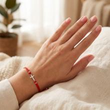 Гривна с червен конец и сребърен елемент кръст