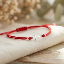 Гривна с червен конец и сребърен елемент кръст