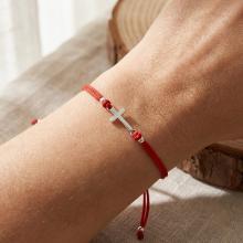 Гривна с червен конец и сребърен елемент кръст