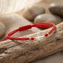 Гривна с червен конец и сребърен елемент кръст