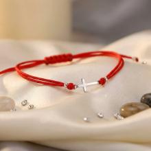 Гривна с червен конец и сребърен елемент кръст