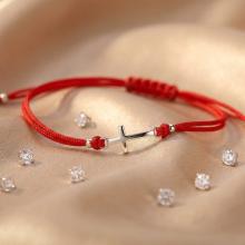 Гривна с червен конец и сребърен елемент кръст