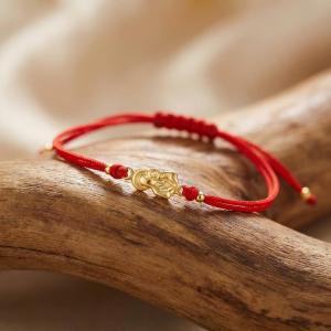 Гривна с червен конец и златен елемент Богородица с младенеца