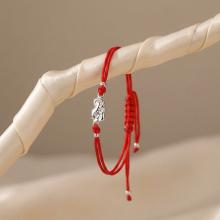 Гривна с червен конец и сребърен елемент Богородица Гривна с червен конец и сребърен елемент Богородица