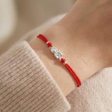 Гривна с червен конец и сребърен елемент Богородица Гривна с червен конец и сребърен елемент Богородица