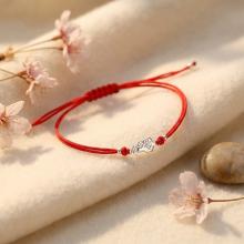 Гривна с червен конец и сребърен елемент Богородица Гривна с червен конец и сребърен елемент Богородица