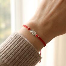 Гривна с червен конец и сребърен елемент Богородица Гривна с червен конец и сребърен елемент Богородица