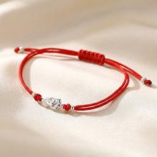 Гривна с червен конец и сребърен елемент Богородица Гривна с червен конец и сребърен елемент Богородица