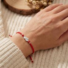 Гривна с червен конец и сребърен елемент Богородица Гривна с червен конец и сребърен елемент Богородица