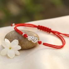 Гривна с червен конец и сребърен елемент Богородица Гривна с червен конец и сребърен елемент Богородица