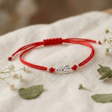 Гривна с червен конец и сребърен елемент Богородица Гривна с червен конец и сребърен елемент Богородица