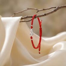 Гривна с червен конец и сребърен елемент Богородица Гривна с червен конец и сребърен елемент Богородица