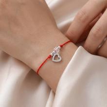 Гривна с червен конец сребърен елемент сърце и бели мъниста