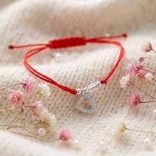 Гривна с червен конец сребърен елемент сърце и бели мъниста