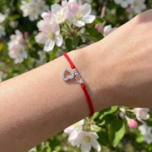 Гривна с червен конец сребърен елемент сърце и бели мъниста