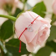 Гривна с червен конец сребърен елемент сърце и бели мъниста