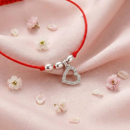 Гривна с червен конец и сребърен елемент сърце