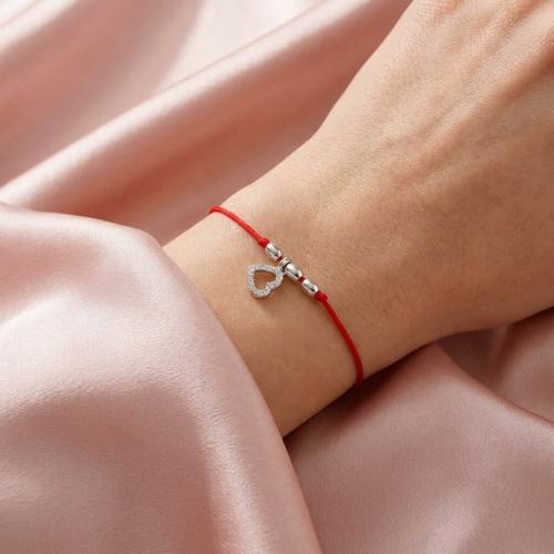 Гривна с червен конец и сребърен елемент сърце