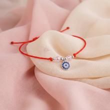 Гривна с червен конец и сребърен елемент синьо око