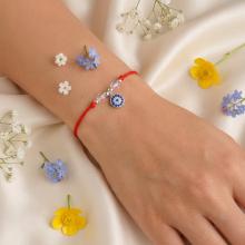 Гривна с червен конец и сребърен елемент синьо око