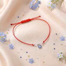 Гривна с червен конец и сребърен елемент синьо око