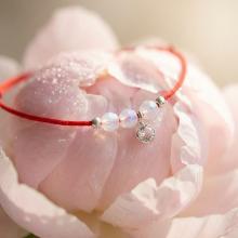 Гривна с червен конец и сребърен елемент циркон