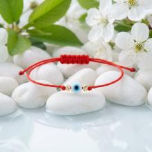 Гривна с червен конец златни топчета и синьо око