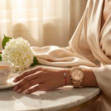 Гривна с червен конец златни топчета и синьо око