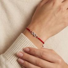 Гривна с червен конец и сребърен елемент безкрайност BT15