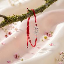 Гривна с червен конец и сребърен елемент сова