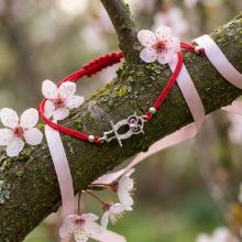 Гривна с червен конец и сребърен елемент сова