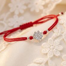 Гривна с червен конец и сребърен елемент детелинка с циркони Гривна с червен конец и сребърен елемент детелинка с циркони