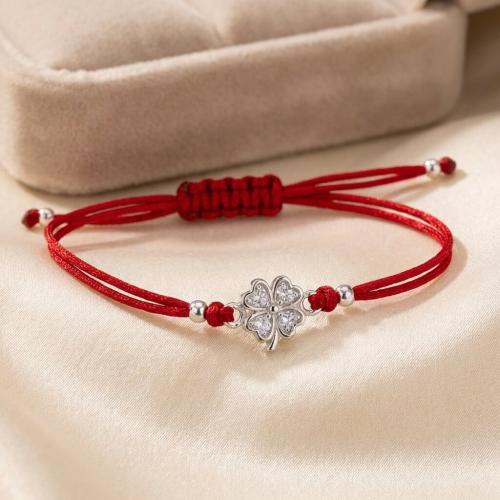 Гривна с червен конец и сребърен елемент детелинка с циркони Гривна с червен конец и сребърен елемент детелинка с циркони