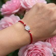 Гривна с червен конец и сребърен елемент детелинка с циркони Гривна с червен конец и сребърен елемент детелинка с циркони