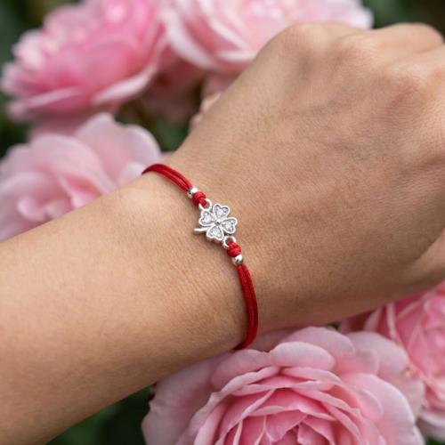 Гривна с червен конец и сребърен елемент детелинка с циркони