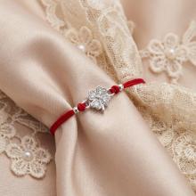 Гривна с червен конец и сребърен елемент детелинка с циркони Гривна с червен конец и сребърен елемент детелинка с циркони