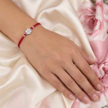 Гривна с червен конец и сребърен елемент детелинка с циркони Гривна с червен конец и сребърен елемент детелинка с циркони