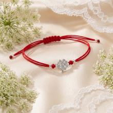 Гривна с червен конец и сребърен елемент детелинка с циркони Гривна с червен конец и сребърен елемент детелинка с циркони