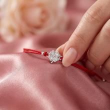 Гривна с червен конец и сребърен елемент детелинка с циркони Гривна с червен конец и сребърен елемент детелинка с циркони