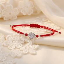 Гривна с червен конец и сребърен елемент детелинка с циркони Гривна с червен конец и сребърен елемент детелинка с циркони