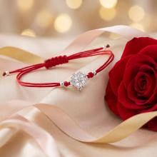 Гривна с червен конец и сребърен елемент детелинка с циркони Гривна с червен конец и сребърен елемент детелинка с циркони