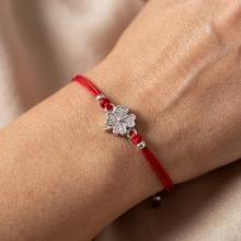 Гривна с червен конец и сребърен елемент детелинка с циркони Гривна с червен конец и сребърен елемент детелинка с циркони