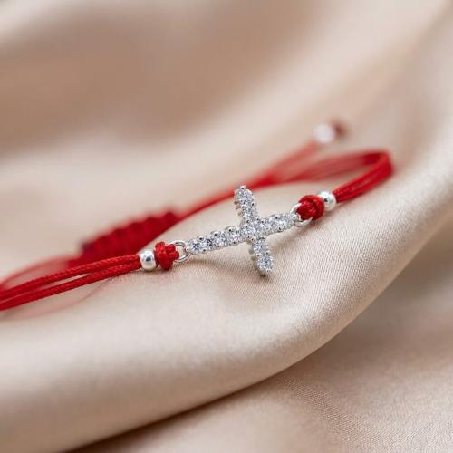 Гривна с червен конец и сребърен елемент кръст с цирконий