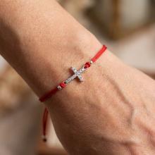 Гривна с червен конец и сребърен елемент кръст с цирконий